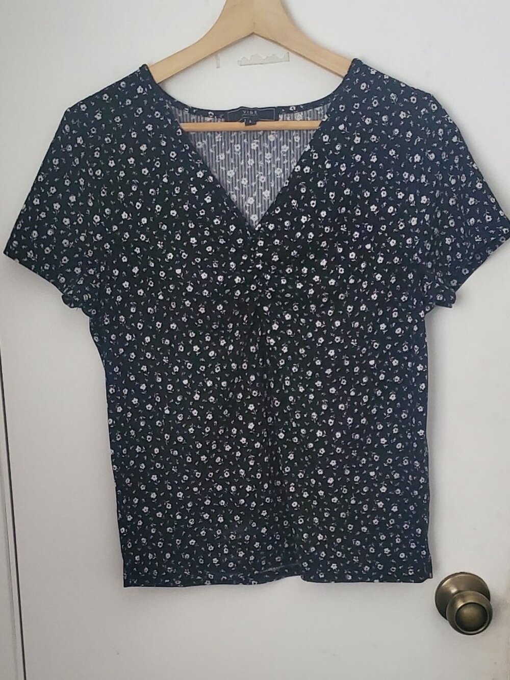 Vibe Sportswear Black Floral Crop V-Neck Top Women's Size L